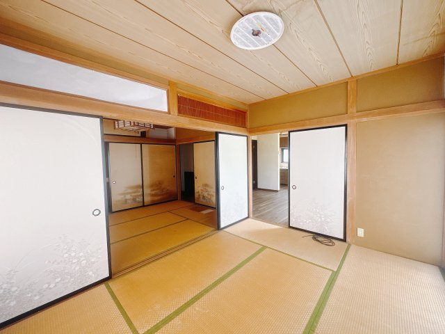 【中古戸建】佐波郡玉村町福島の和室|扉付きの和室なのでプライベートな空間にもなります。ご両親がお泊りになっても、ぬくもりを感じられる和室でゆっくりとお寛ぎいただけます♪
