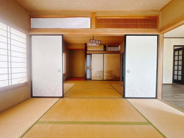 【中古戸建】佐波郡玉村町福島の和室|和室でしか味わえない畳ならではの香りや素材で和のやすらぎを感じてください♪畳にはリラックス効果があるといわれています。のんびりするならやっぱり和室が一番ですね♪