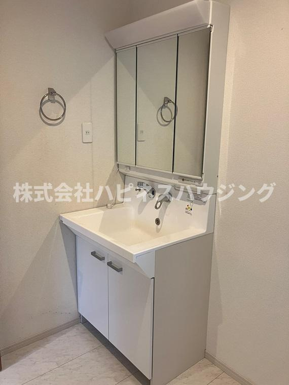 おおたかの森南戸建の洗面所|明るい洗面所です