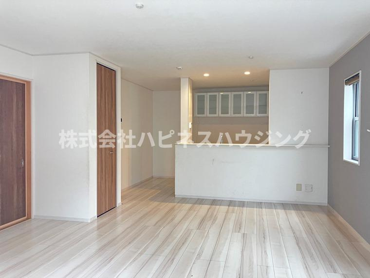 おおたかの森南戸建の居間・リビング|おしゃれな居間です