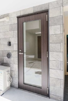 新宿区山吹町の事務所の玄関