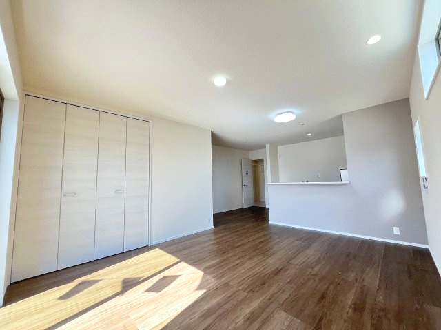 【居間・リビング】 | 糟屋郡須恵町須恵第8　5号棟（全5棟）【仲介手数料無料・0円】 | 現地写真。リビングです。