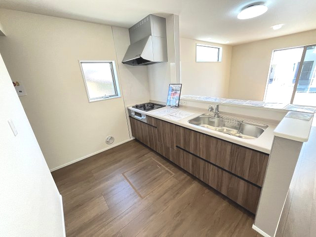 【キッチン】 | 糟屋郡須恵町須恵第8　5号棟（全5棟）【仲介手数料無料・0円】 | 現地写真。