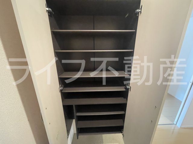 グランシャリオ A棟の収納|便利な収納スペースです