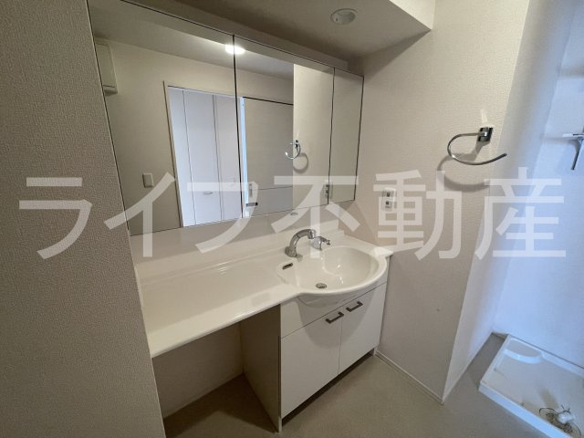 グランシャリオ A棟の洗面所|スペースが確保できる洗面所です