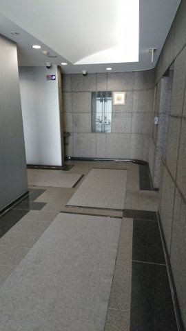 東貨ビルのエントランス