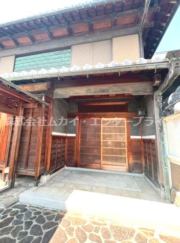枚方市禁野本町２丁目古民家のエントランス
