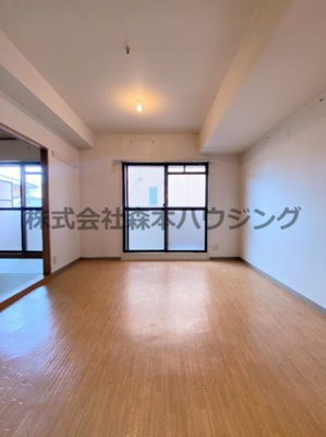 【居間・リビング】 | 　インぺリアルコート星田 | 明るいリビングです