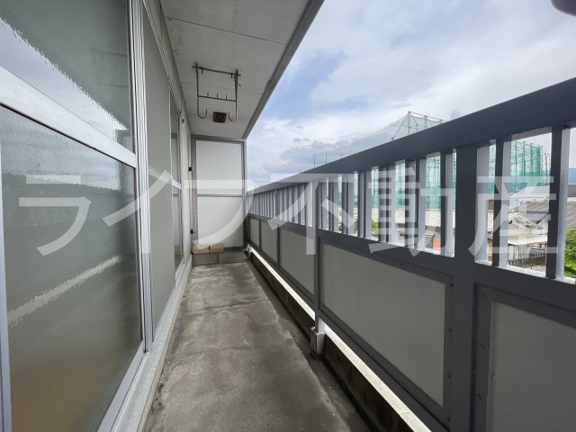 岩崎ハイツのバルコニー|暖かな日差しのふりそそぐバルコニー