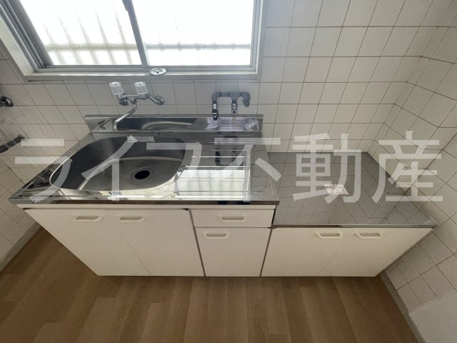 岩崎ハイツのキッチン|コンパクトなキッチンで掃除もラクラク