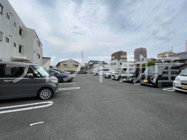クリエオーレ荒本Ⅲの駐車場|駐車場があるので、車を買う予定の方も安心です