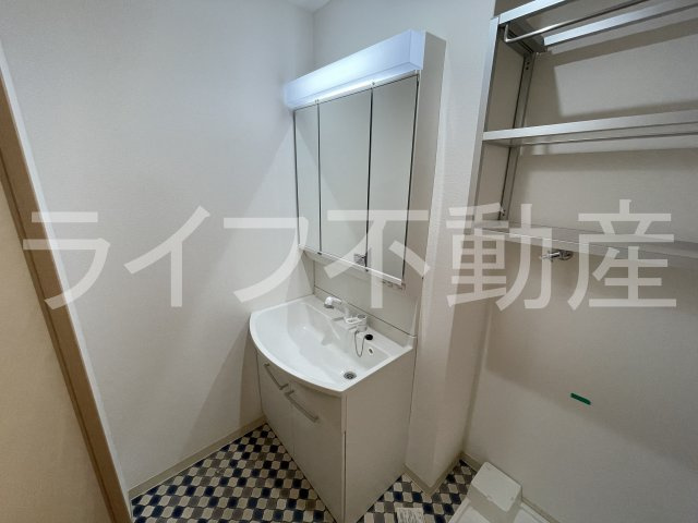 クリエオーレ荒本Ⅲの洗面所|明るい洗面所です