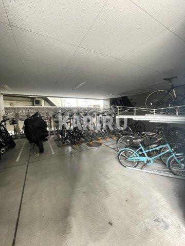 エスリード京橋WEST の駐車場