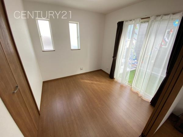 前橋市山王町7期 A号棟の洋室|１階洋室です、LDKと続き間で開放感があります。
引き戸で簡単に仕切れますので状況に合わせた使い方ができます。