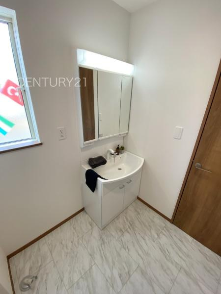 前橋市山王町7期 A号棟の独立洗面台|三面鏡付きの洗面台には鏡の裏に収納があり、すっきり片付けられます。
洗髪も可能な伸縮機能つきシャワーヘッドです。