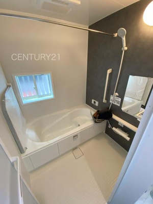 【浴室】 | 前橋市山王町7期 A号棟 | ゆったりと寛げる大型バスタブ。
足を伸ばしたまま入浴可能です。
浴室乾燥機付きで天候が悪い日でも洗濯をして衣類を乾燥させることができます。