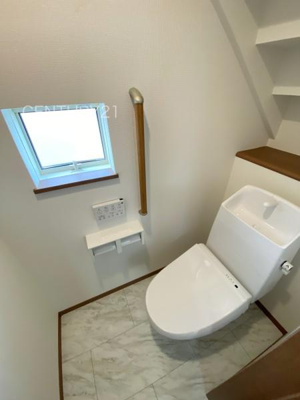 【トイレ】 | 前橋市山王町7期 A号棟 | １階トレイです。
温水シャワー洗浄機能付きです。
手摺り付きです。