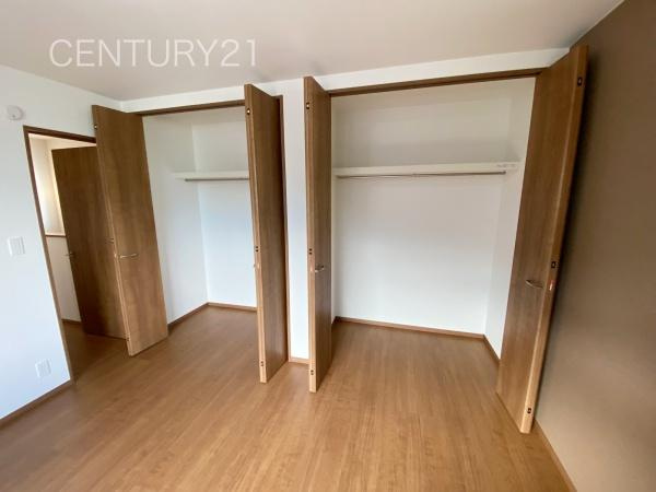 前橋市山王町7期 A号棟の収納|ハンガーパイプ付きクローゼットです。