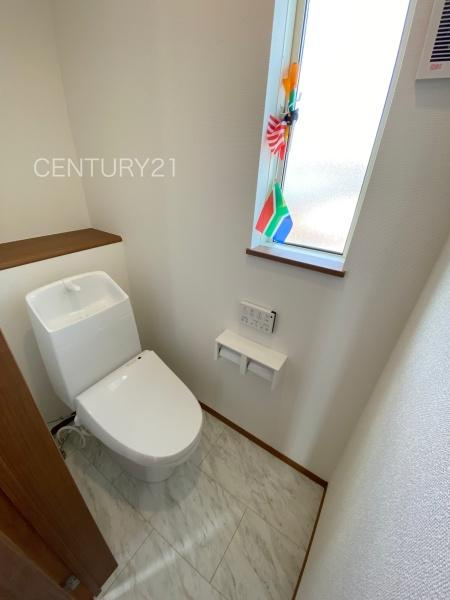 前橋市山王町7期 A号棟のトイレ|２階トイレです。
温水シャワー洗浄機能付きです。