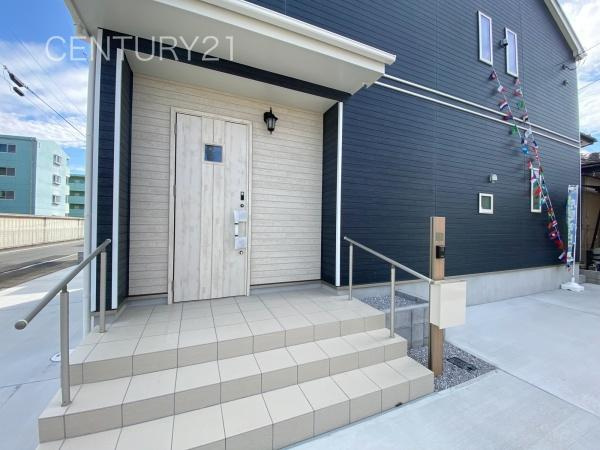 前橋市山王町7期 A号棟の玄関|スマートキー付きの玄関。
鍵を探すことなくドアの開閉が可能です。
郵便物を守る鍵付きポストです。
インターホンは録画機能付きで防犯面に優れます。