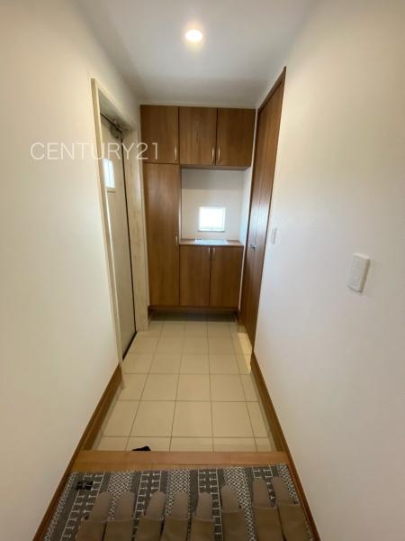 前橋市山王町7期 A号棟の玄関|シューズボックス付きの玄関です。
上部も収納付きで多くの収納が可能です。