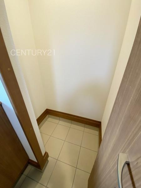 前橋市山王町7期 A号棟の玄関|玄関横に土間収納付き。
沢山の収納が可能です。