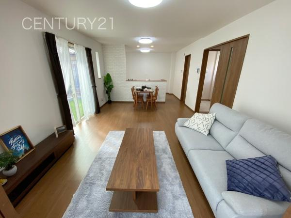 前橋市山王町7期 A号棟の居間・リビング|大きいソファーがおける広々リビング