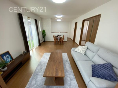 【居間・リビング】 | 前橋市山王町7期 A号棟 | 大きいソファーがおける広々リビング