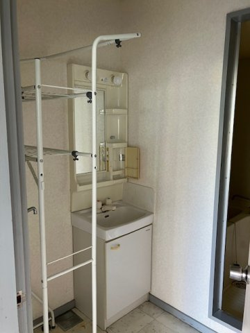 ロイヤルパレスコスモスの洗面所|ゆったりとスペースのある洗面所