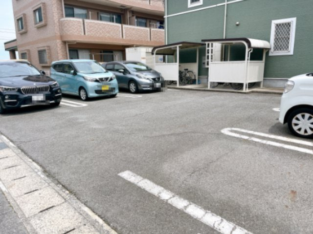 ユニベール.の駐車場