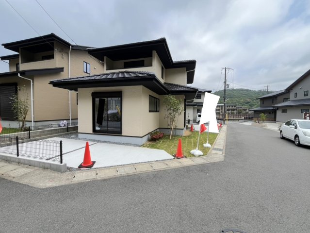 ◆南東角地につき陽当たり・通風良好◆収納豊富な４ＬＤＫ◆駐車２台可能＆前道６ｍ◆左京区岩倉幡枝町１期の外観|外観