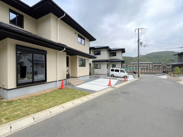 ◆南東角地につき陽当たり・通風良好◆収納豊富な４ＬＤＫ◆駐車２台可能＆前道６ｍ◆左京区岩倉幡枝町１期の外観|外観