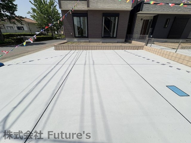 吉川市きよみ野2丁目　新築戸建　全5棟　C号棟の駐車場|カースペース並列3台可能