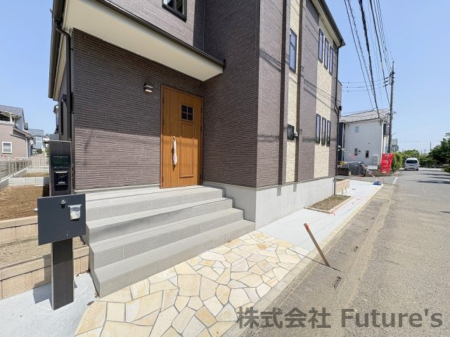 吉川市きよみ野2丁目　新築戸建　全5棟　C号棟のエントランス|玄関前に花壇付きなのでお好きなお花を植えられます