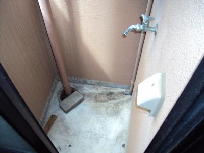 フラット136のバルコニー|室外洗濯機置き場