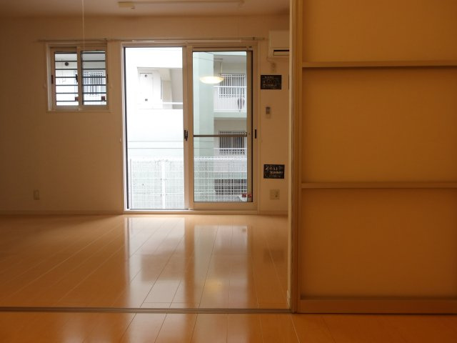 【居間・リビング】 | ガーデン・グレイス | こちらのリビングで趣味の時間をお楽しみください