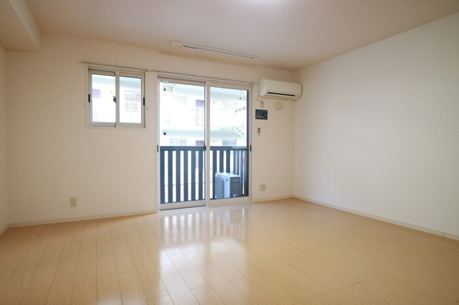 【居間・リビング】 | ガーデン・グレイス | こちらの居間で趣味の時間をお楽しみください