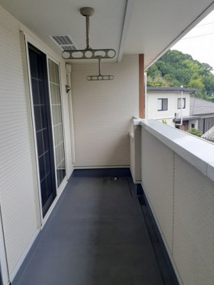 【バルコニー】 | ラ・ヴィーユⅢ | お洗濯にも便利なバルコニー付き