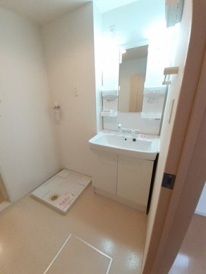 【洗面所】 | ラ・ヴィーユⅢ | 明るい洗面所です