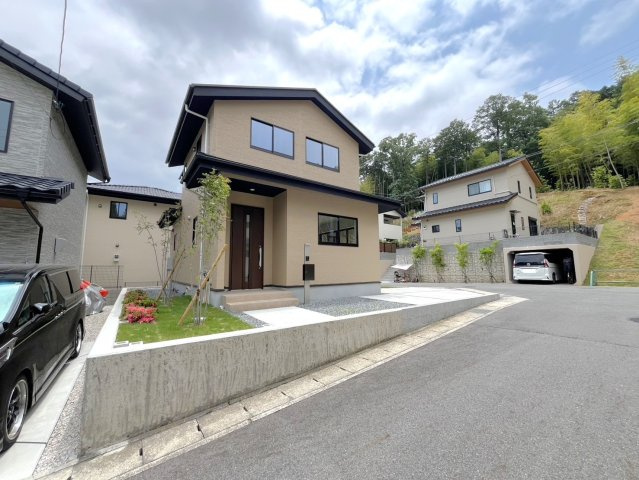 ◆南西角地につき陽当たり・通風良好◆収納豊富な４ＬＤＫ◆駐車２台可能＆前道６ｍ◆左京区岩倉幡枝町１期の外観|外観