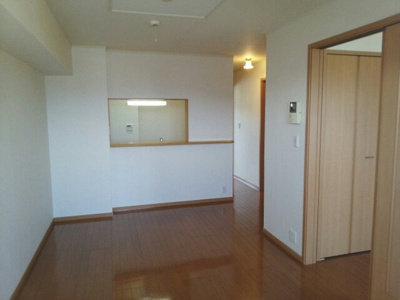 【居間・リビング】 | ミッテ・ドルフ西国分Ⅱ | こちらのリビングで趣味の時間をお楽しみください