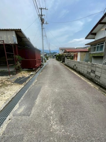 垣生2-1-20　中古住宅の前面道路含む現地写真