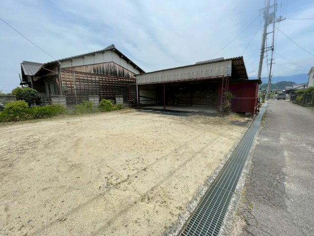 垣生2-1-20　中古住宅の駐車場