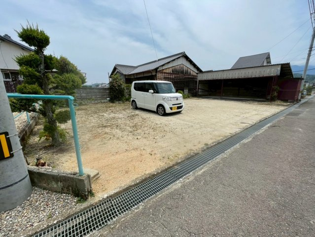 垣生2-1-20　中古住宅の駐車場