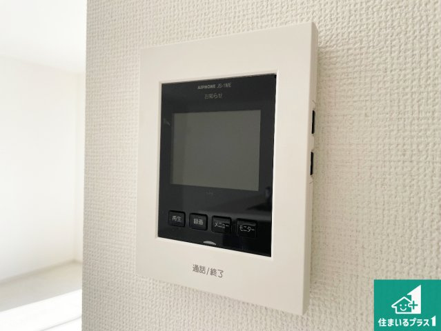 野洲市永原　第1期　新築一戸建ての防犯設備|カラーモニターインターホン！声だけでなく来訪者の姿や顔がモニターで確認できるので、小さなお子様がいらっしゃるご家庭でも安心できます！