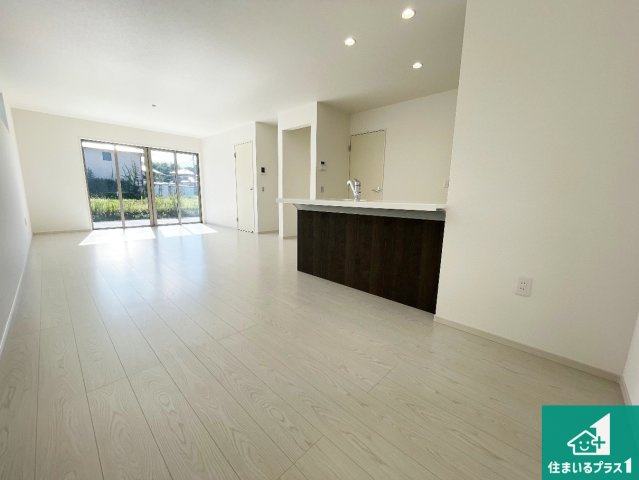 野洲市永原　第1期　新築一戸建ての居間・リビング|日当たり良好の明るいリビングで朝の目覚めもスッキリできそう！対面キッチンでご家族のコミュニケーションも自然と増える設計！小さなお子様が遊ぶスペースを作っても広々とくつろげるLDK！