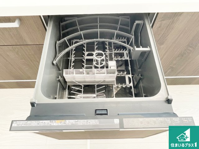 野洲市永原　第1期　新築一戸建ての設備|食事後の一仕事、食器洗いをボタン一つでお任せできちゃいます！場所を取らないビルトイン式なので、お料理スペースもしっかり確保！