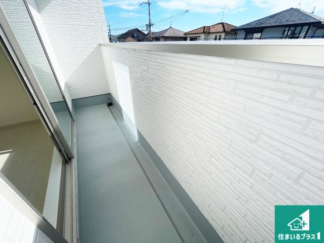 野洲市永原　第1期　新築一戸建てのバルコニー|南側に面したバルコニーですので明るい日差しを取り込み洗濯物をしっかり乾かしてくれます。
