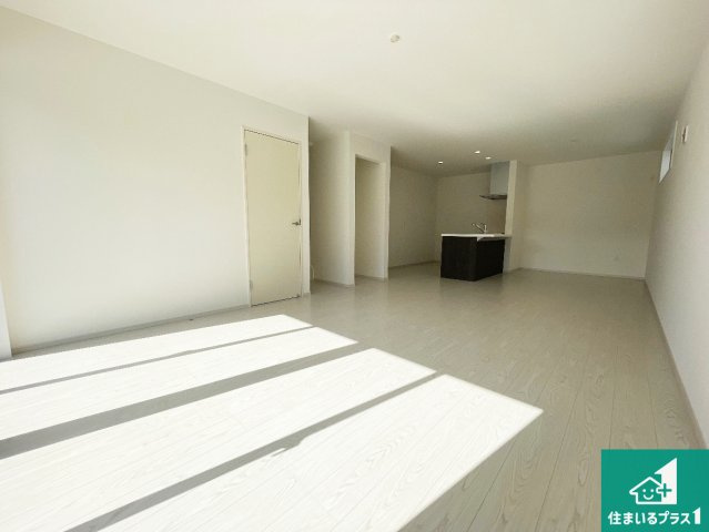 野洲市永原　第1期　新築一戸建ての居間・リビング|シンプルなリビングは、観葉植物等のインテリアを楽しめますね！パパ好みにも、ママ好みにも家具次第で雰囲気を変えることができます！