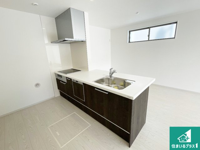 野洲市永原　第1期　新築一戸建てのキッチン|リビングと統一感があり、使い勝手のいいキッチン。広々としているので、二人並んで作業が出来ちゃいます。お子様と一緒に色々なお料理に挑戦できるスペースがあります。